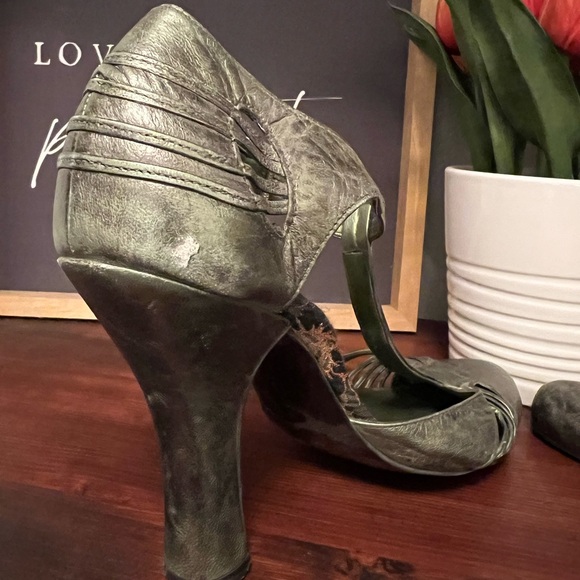 Gorgeous BCBGirls Metallic Green Heels - Size 9 - Picture 7 of 7